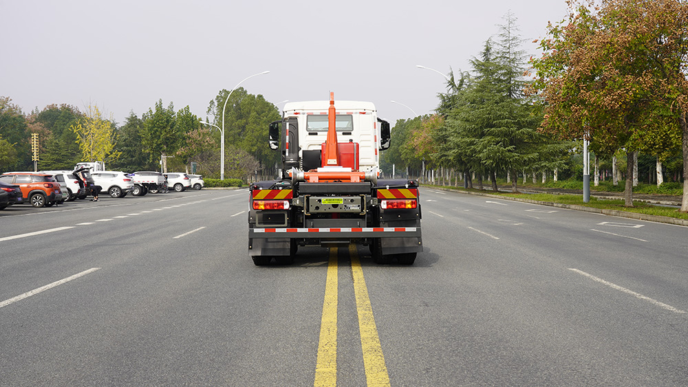 重汽勾臂垃圾车