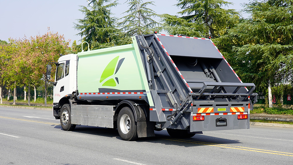 东风天锦垃圾压缩车