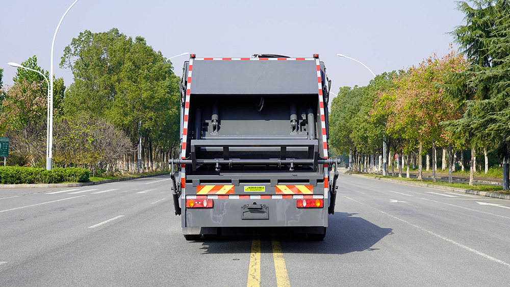 东风天锦垃圾压缩车