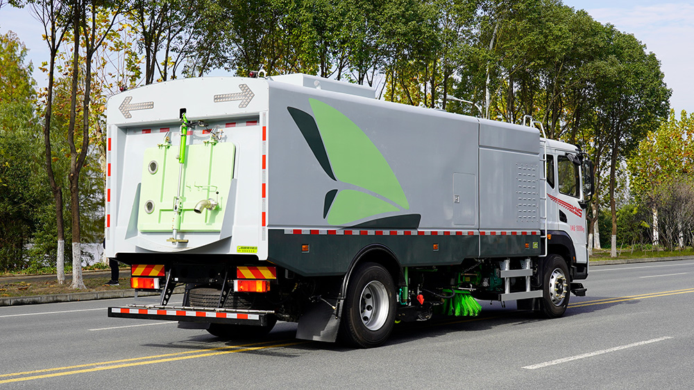 东风华神18吨纯电动洗扫车