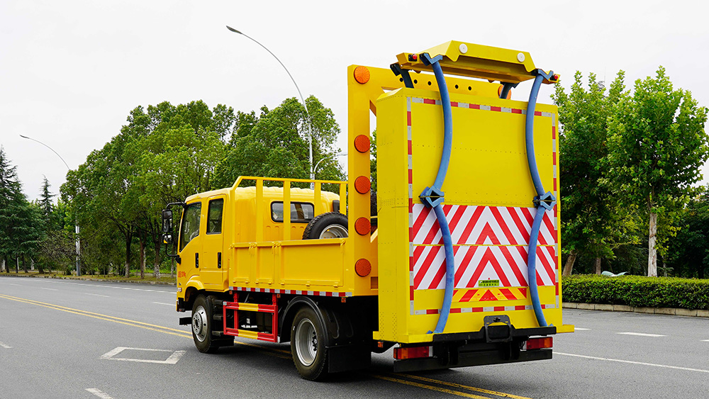 东风华神防撞车