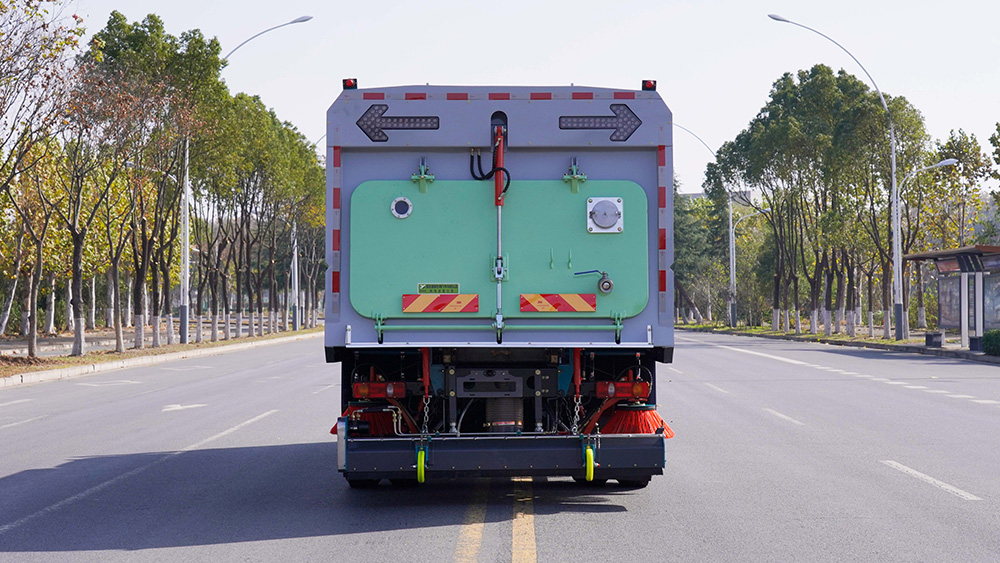 东风天锦纯电动后置吸尘