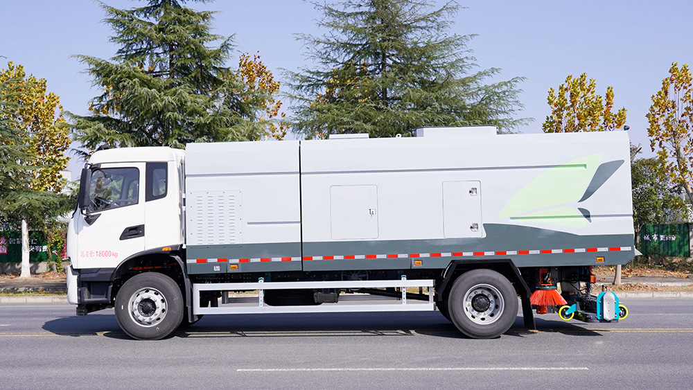 东风天锦纯电动后置吸尘