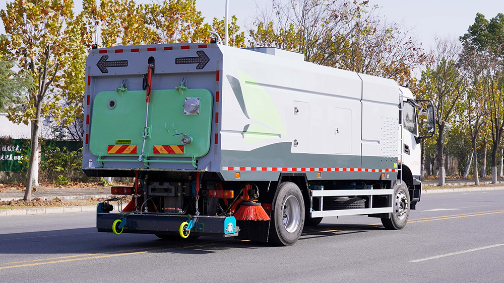 东风天锦纯电动后置吸尘