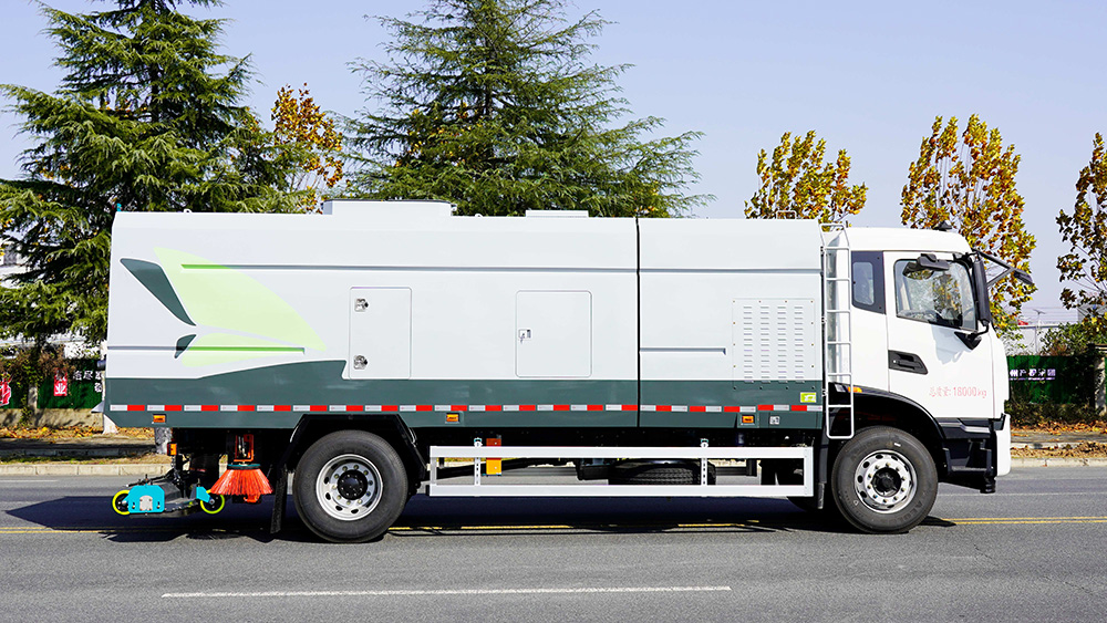 东风天锦纯电动后置吸尘