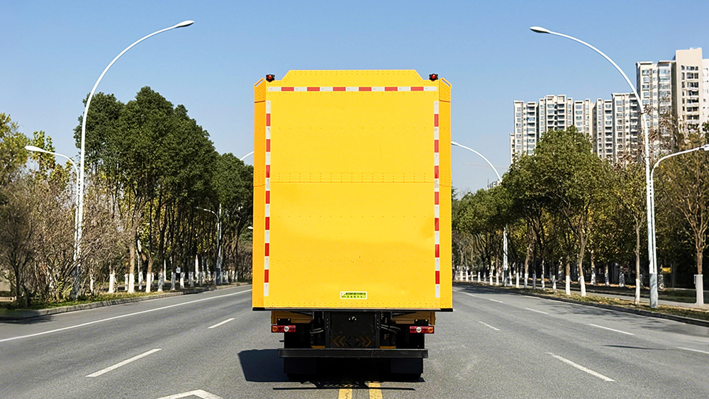 东风小霸王防撞车