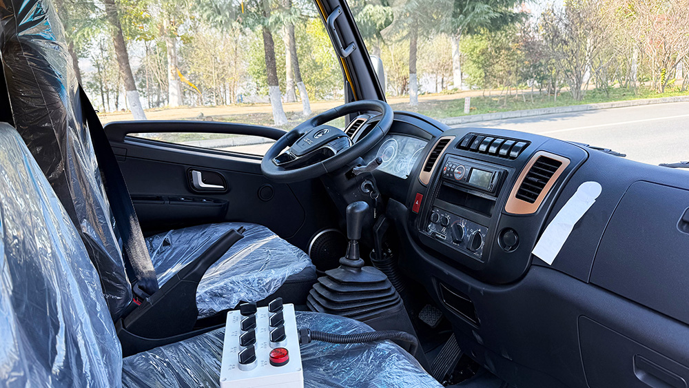 东风小霸王防撞车