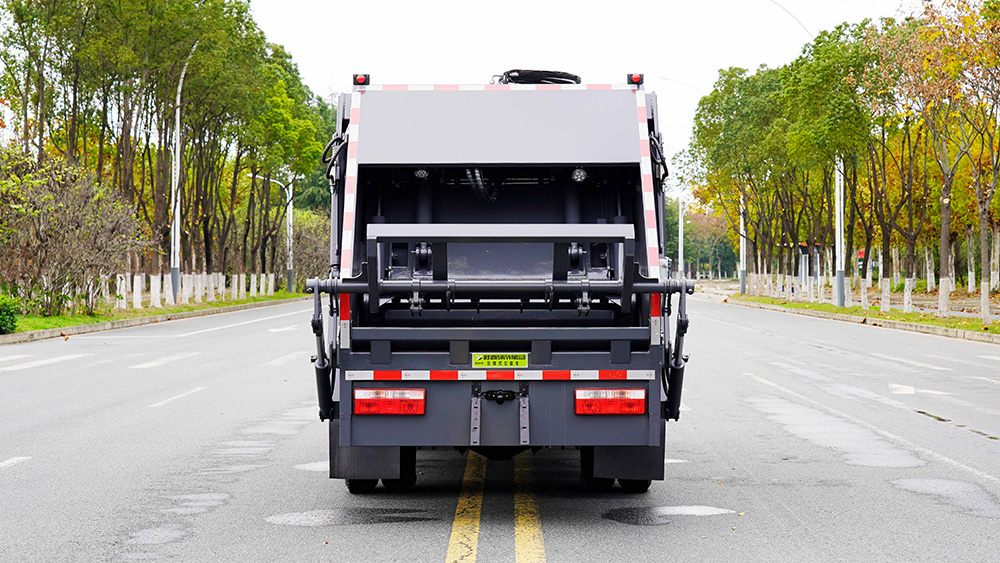 东风小多利卡压缩式垃圾车