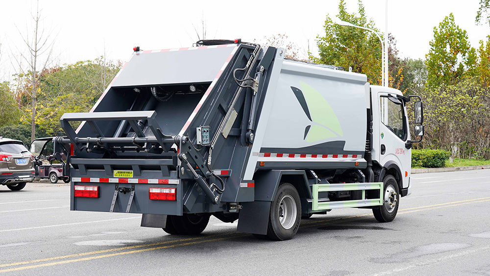 东风小多利卡压缩式垃圾车