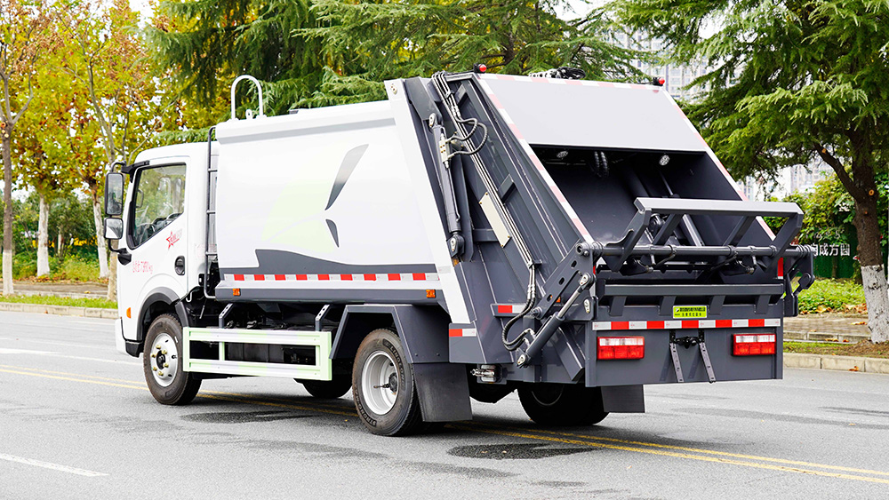 东风小多利卡压缩式垃圾车