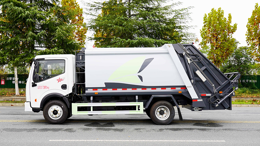东风小多利卡压缩式垃圾车
