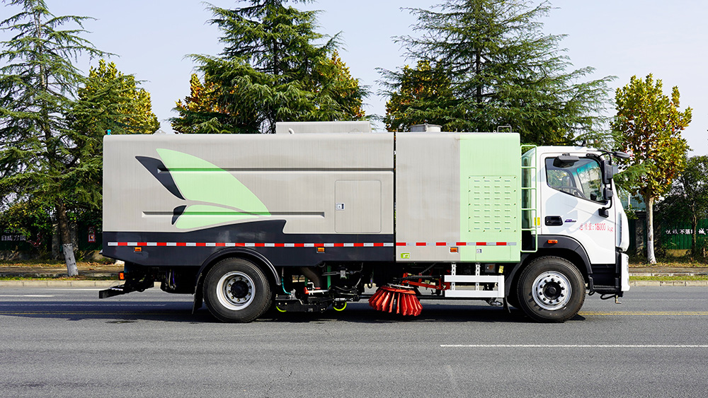 福田智蓝18吨纯电动洗扫车
