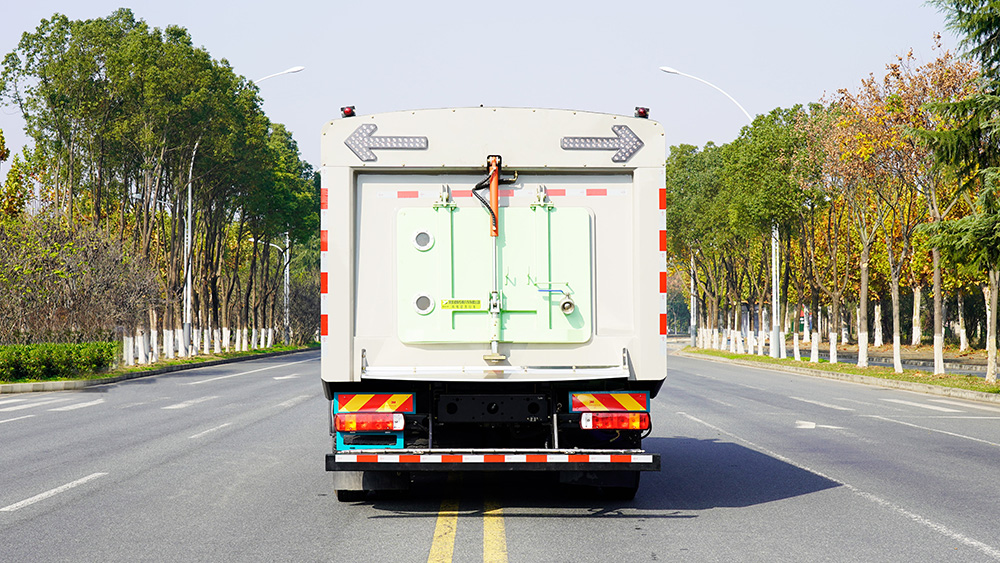 福田智蓝18吨纯电动洗扫车