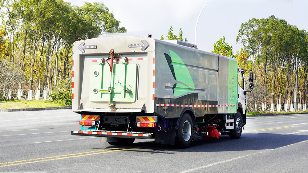 福田智蓝18吨纯电动洗扫车