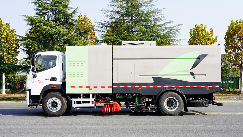 福田智蓝18吨纯电动洗扫车