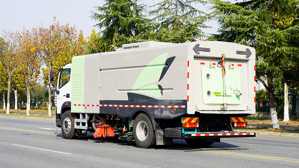 福田智蓝18吨纯电动洗扫车