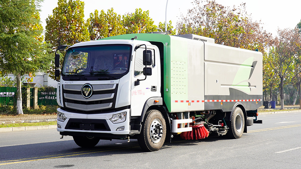 福田智蓝18吨纯电动洗扫车