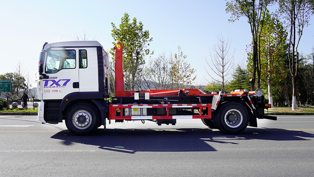 重汽豪沃勾臂垃圾车