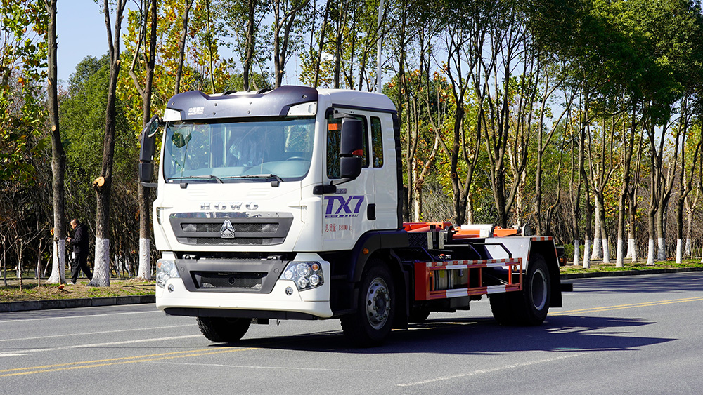 重汽豪沃勾臂垃圾车