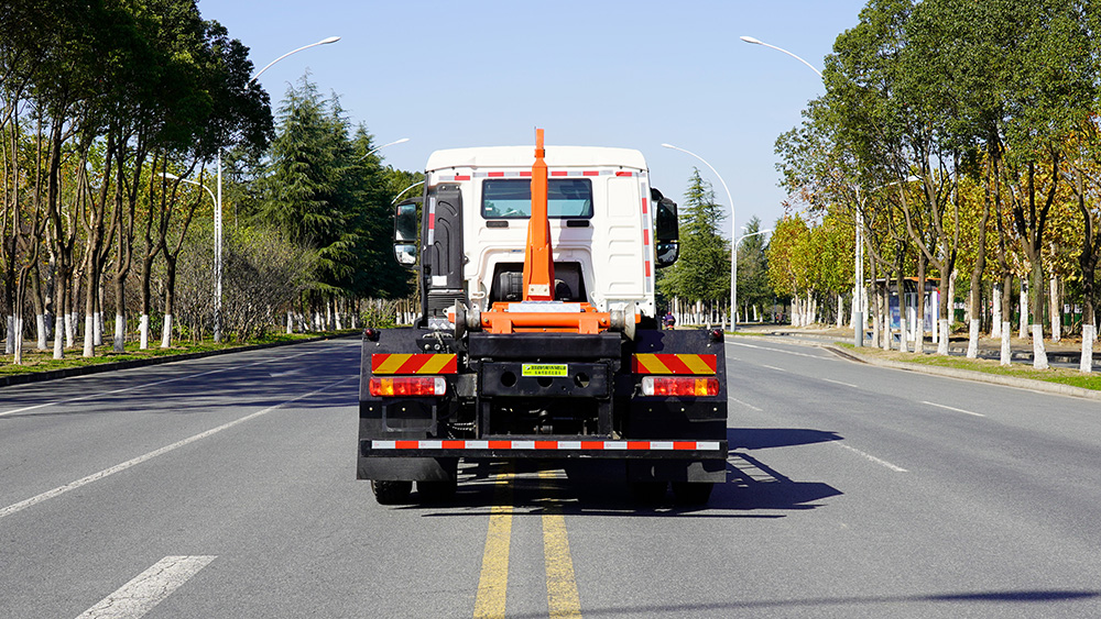重汽豪沃勾臂垃圾车