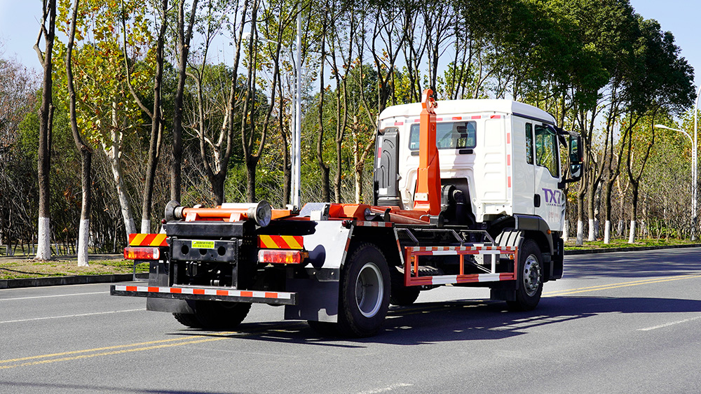 重汽豪沃勾臂垃圾车