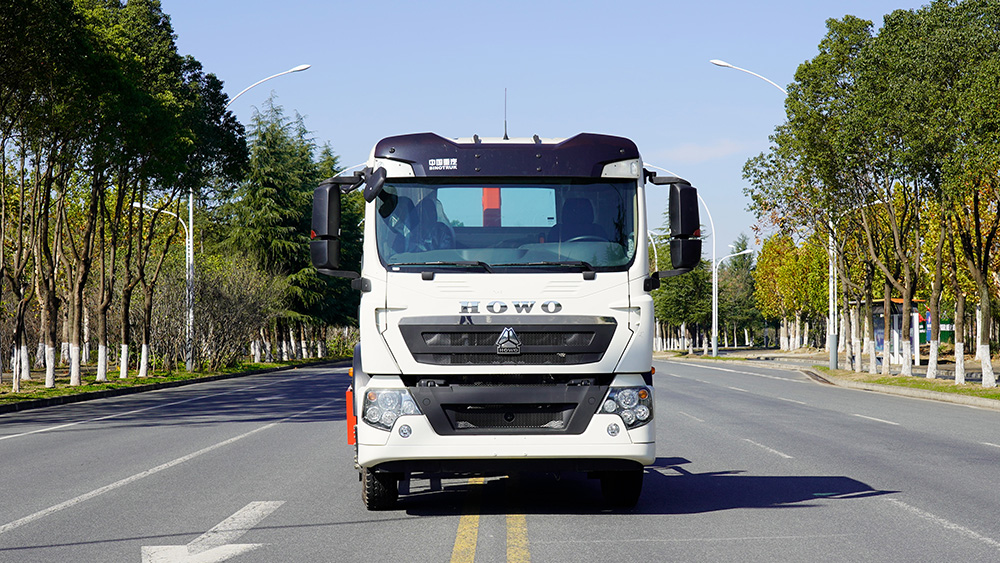 重汽豪沃勾臂垃圾车