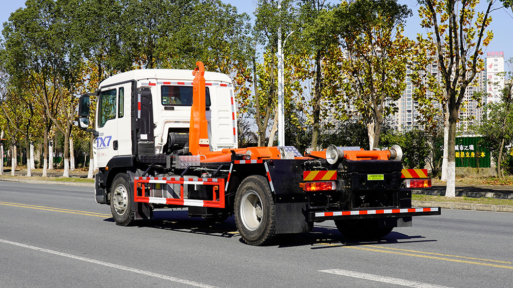 重汽豪沃勾臂垃圾车