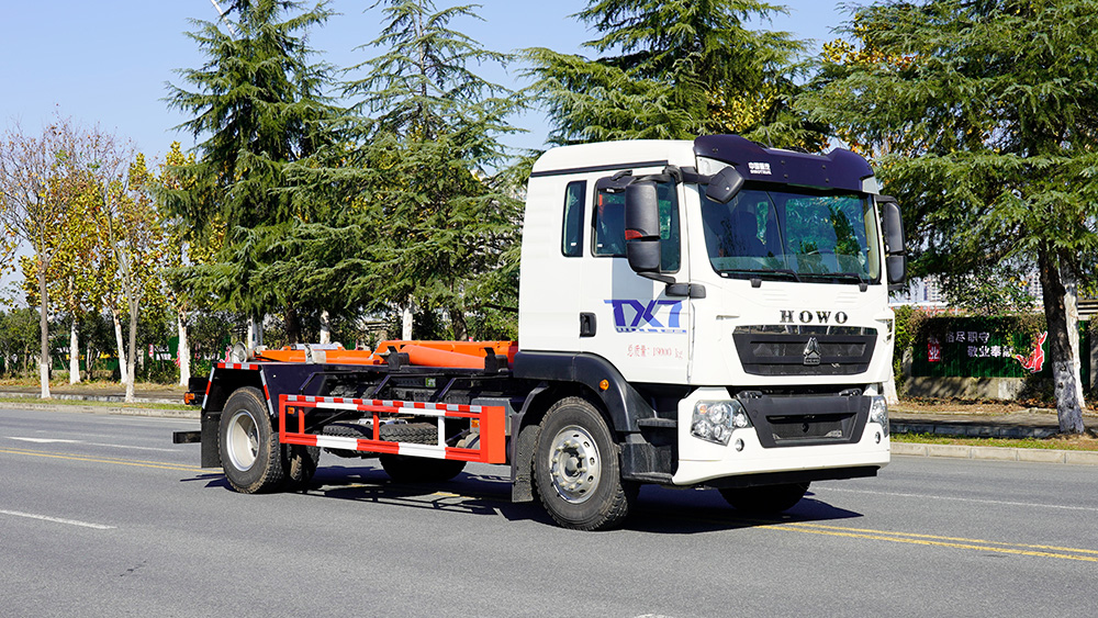 重汽豪沃勾臂垃圾车