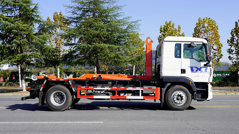 重汽豪沃勾臂垃圾车