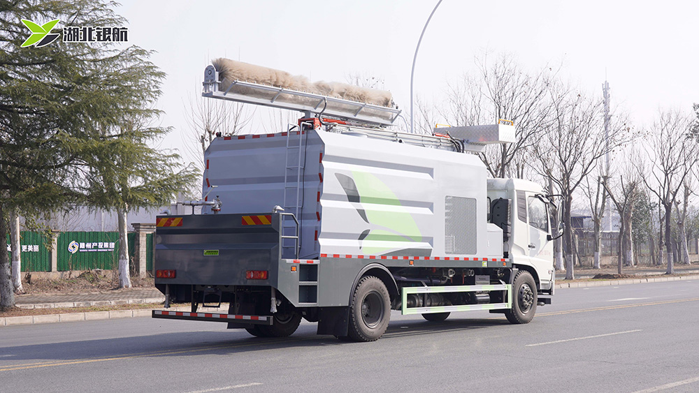 东风天锦立面清洗车
